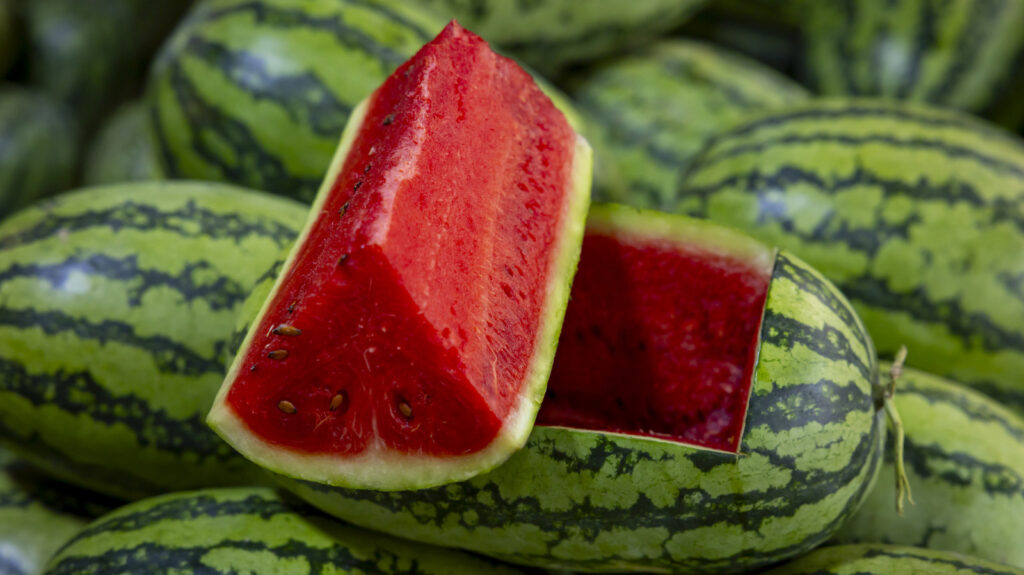 La pire façon de couper la pastèque crée plus de travail lorsque vous le mangez