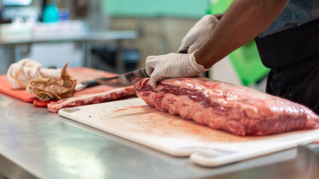 Comment couper une côte de baisse de l'os dans le bon sens