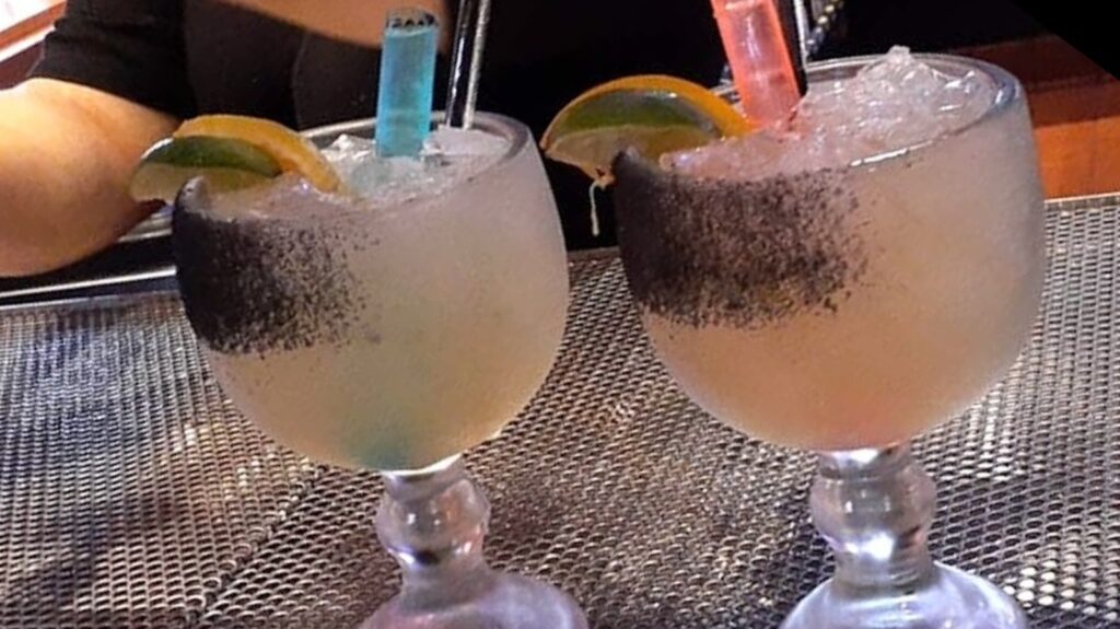 Ce restaurant de chaîne sert une margarita avec un bord fantaisie de sel de lave noir