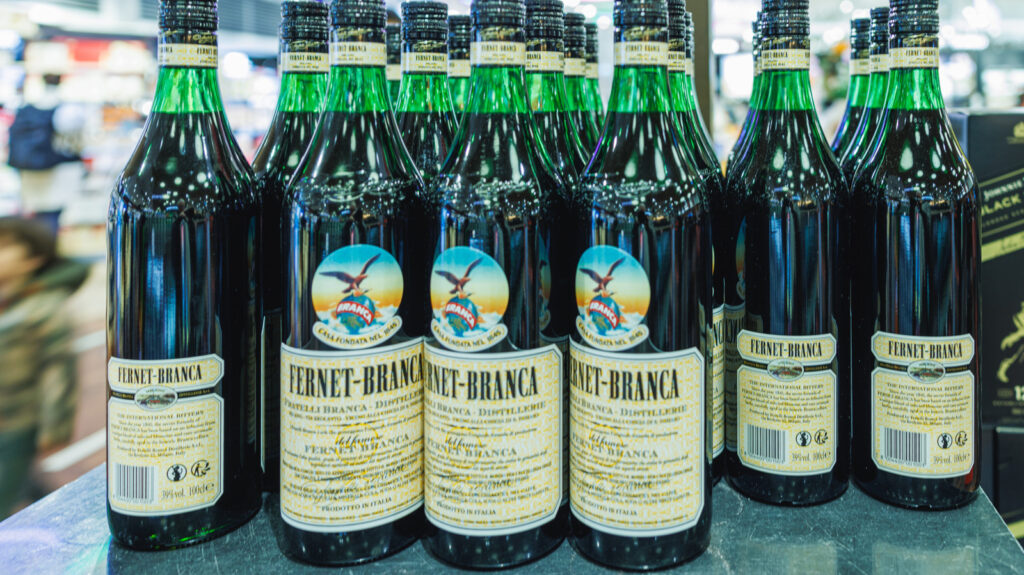 Pourquoi Fernet-Branca est-il appelé «poignée de main du barman»?