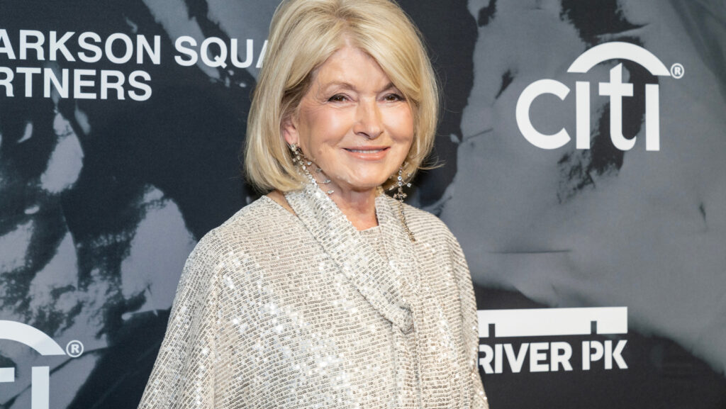 Voici le protocole de Martha Stewart pour quand un dîner invité apporte une bouteille de vin