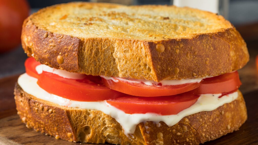 Ajoutez cet incontournable du garde-manger à vos sandwichs à la tomate pour faire une bouchée bien équilibrée