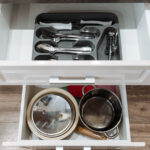 Organisez facilement les tiroirs de cuisine en utilisant la «méthode à emporter 10»