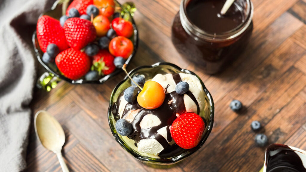 Faites un sundae décadent avec notre recette de sauce au fudge chaud