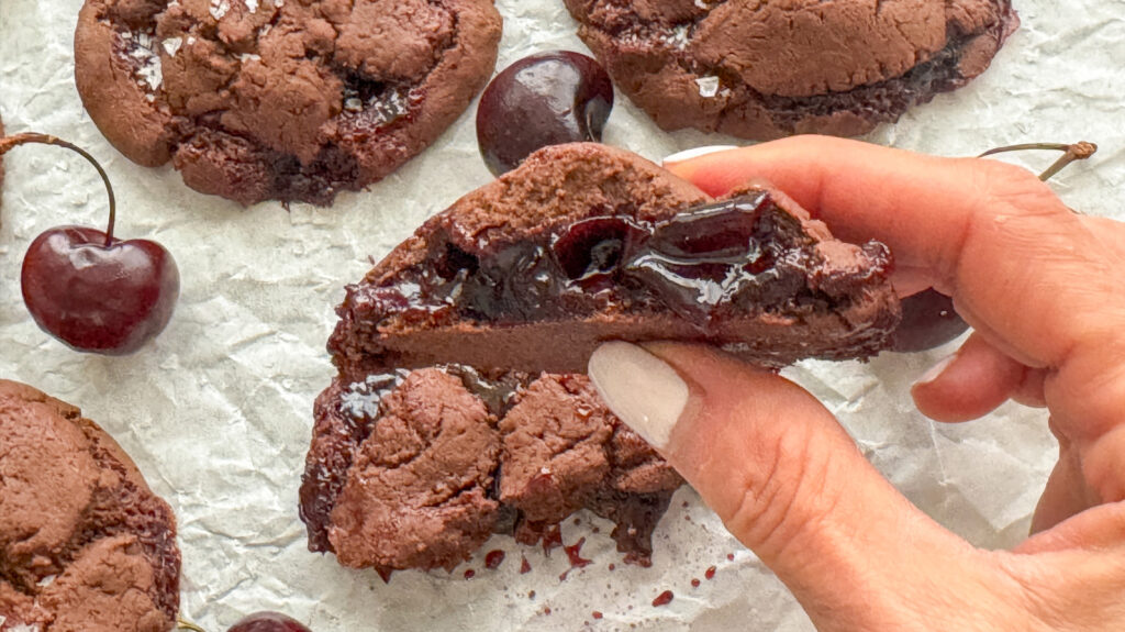 Ces biscuits farcés au chocolat en farcisment donnent vie à un combo de saveurs sucrées