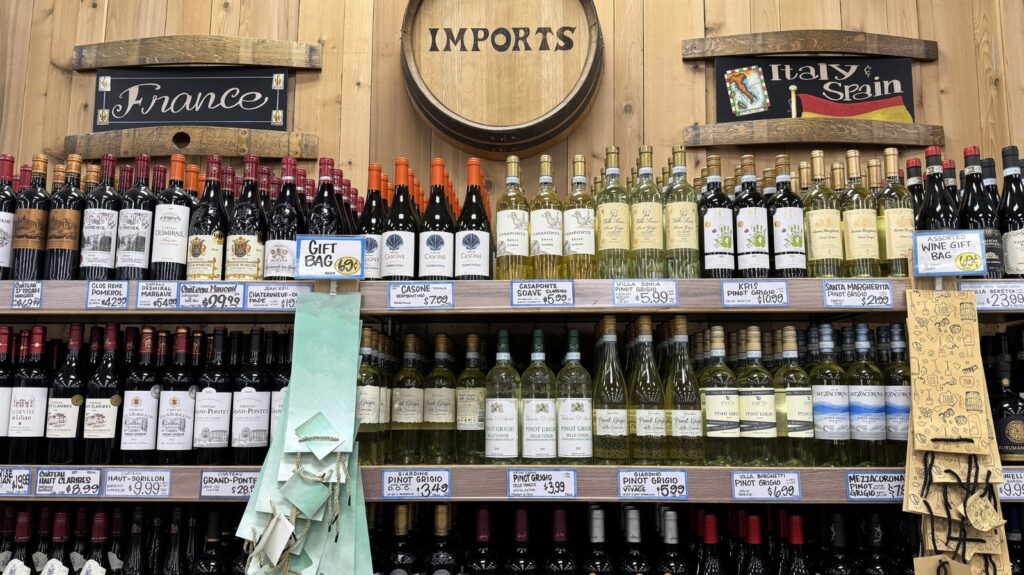 Pourquoi nous évitons toujours d'acheter ce vin de 5 $ bon marché chez Trader Joe's