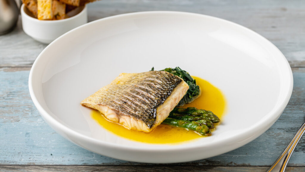 Comment faire griller le bar pour la viande parfaitement juteuse et la peau ultra-croustillante