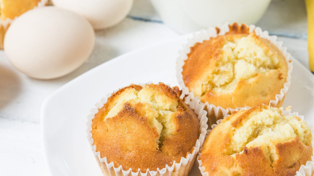 Un petit ajustement à vos œufs fera monter vos muffins plus haut avec une texture plus moelleuse