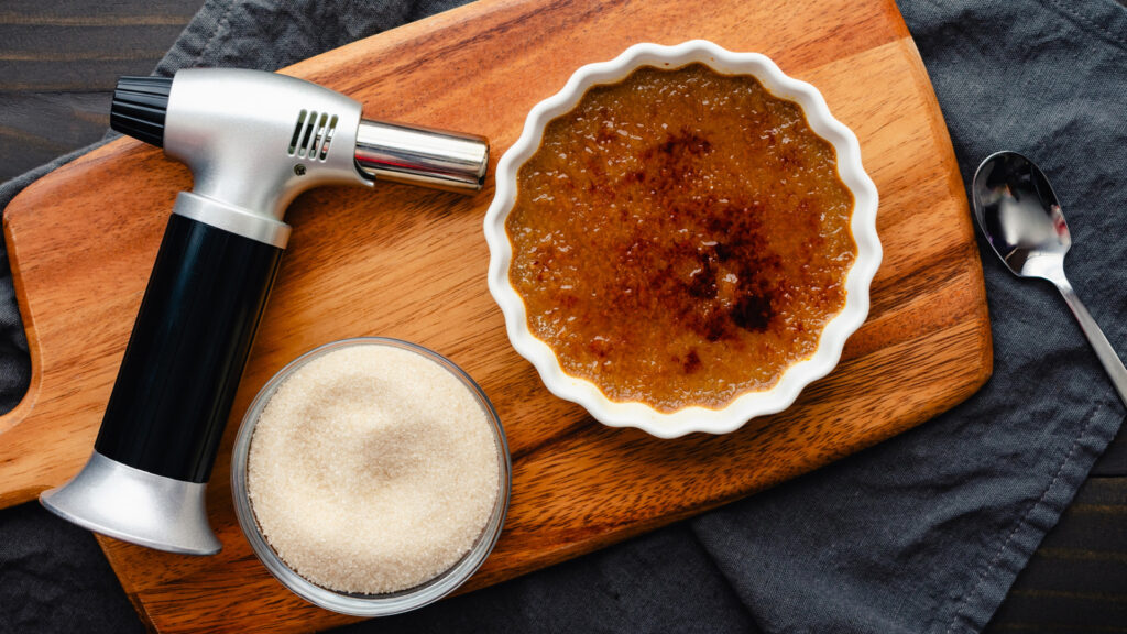 Pas de torche pour la crème brûlée? Obtenez cette croûte caramélisée avec un hack de cuillère de génie