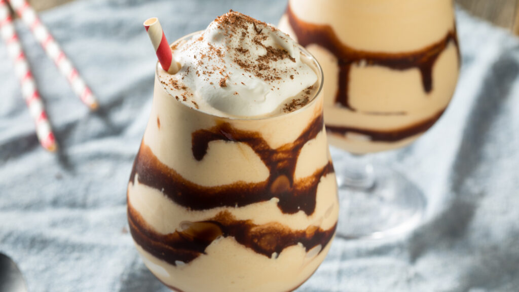 De meilleurs milkshakes arrosés commencent par le bon choix d'alcool