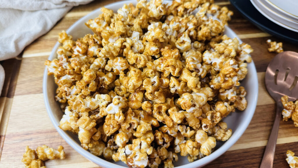 Cette recette de pop-corn au caramel super croquant emmènera vos papilles à la foire