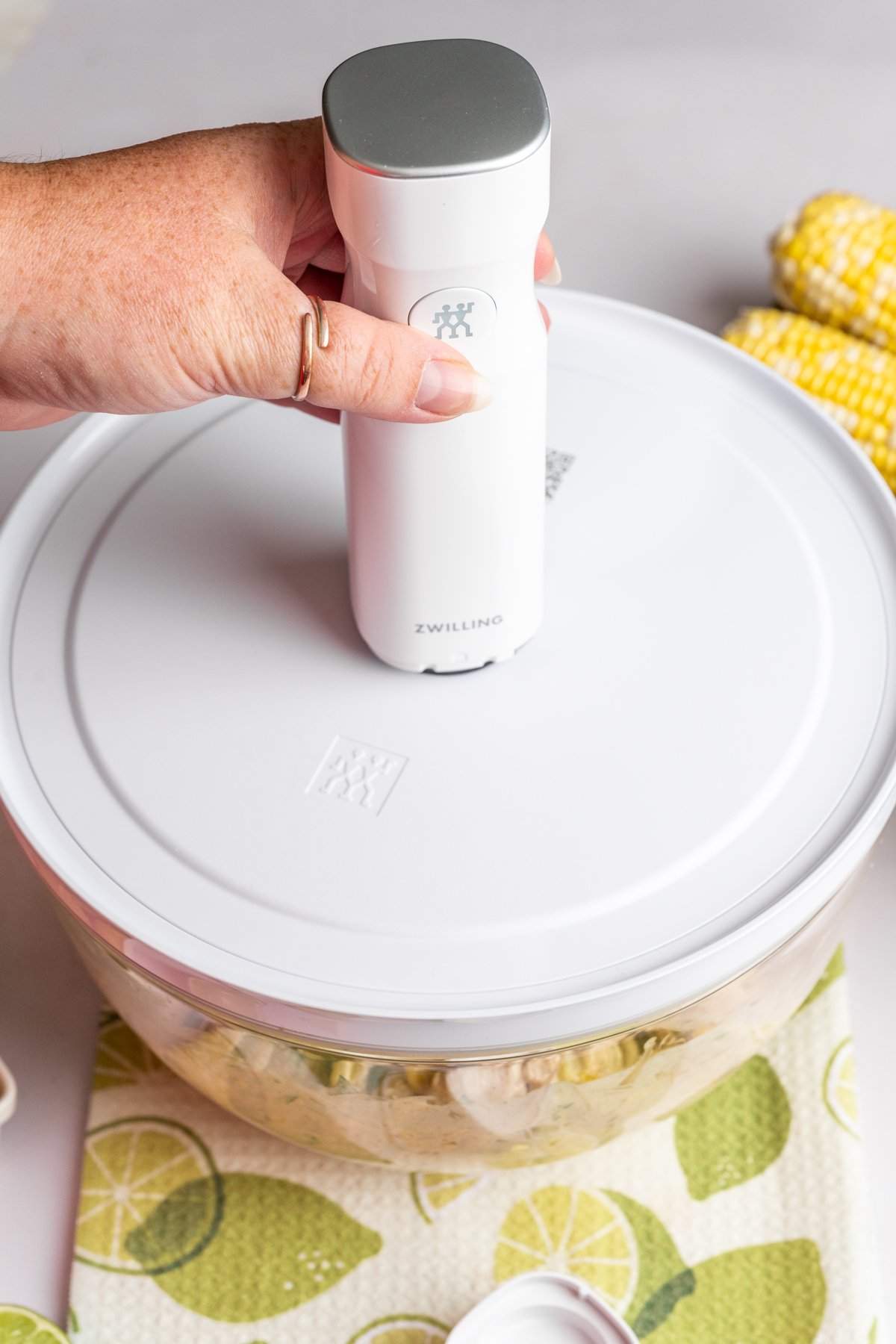 Salade de pâtes à l'astronage à vide dans un bol en verre avec un accessoire d'étanchéité sous vide Zwilling.
