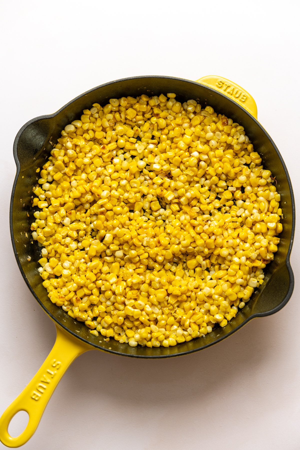 Vue aérienne du maïs sauté dans une poêle.