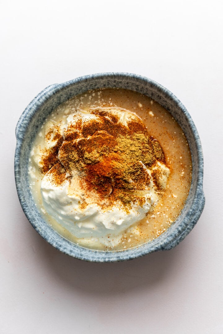 Vêtue à salade de pâtes élote avant de fouetter ensemble. 