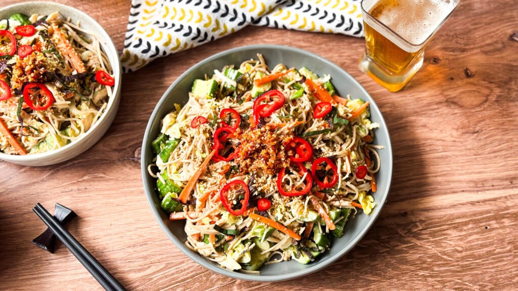 Donnez une nouvelle vie de poulet rôti et de faire cette salade soba réfrigérée