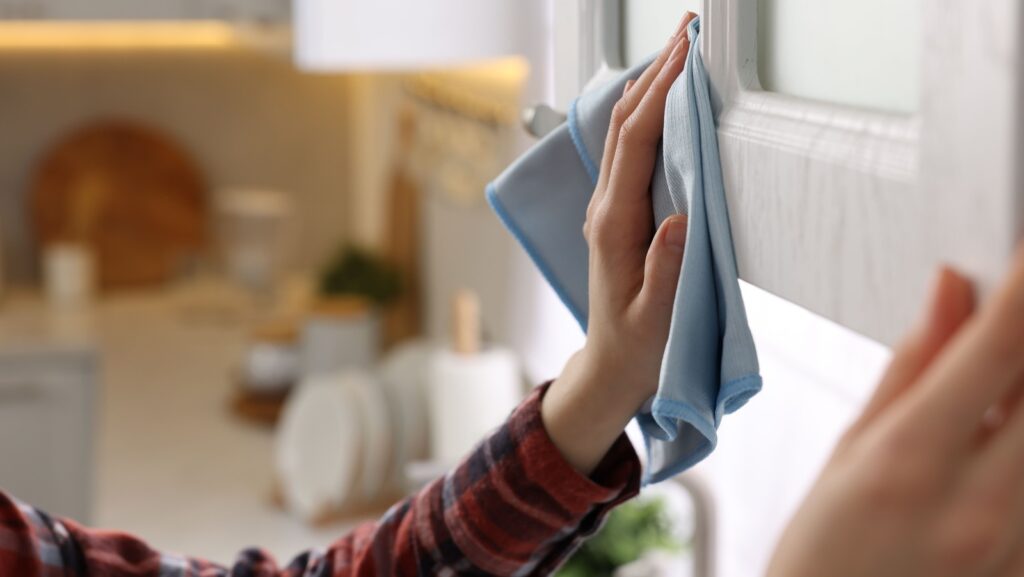 Comment polir les armoires de cuisine en bois pour leur donner un look similaire