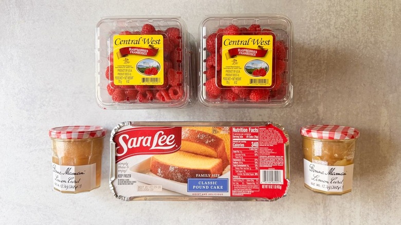 3-ingrédient limonade de framboise British Trifle Ingrédients sur le comptoir