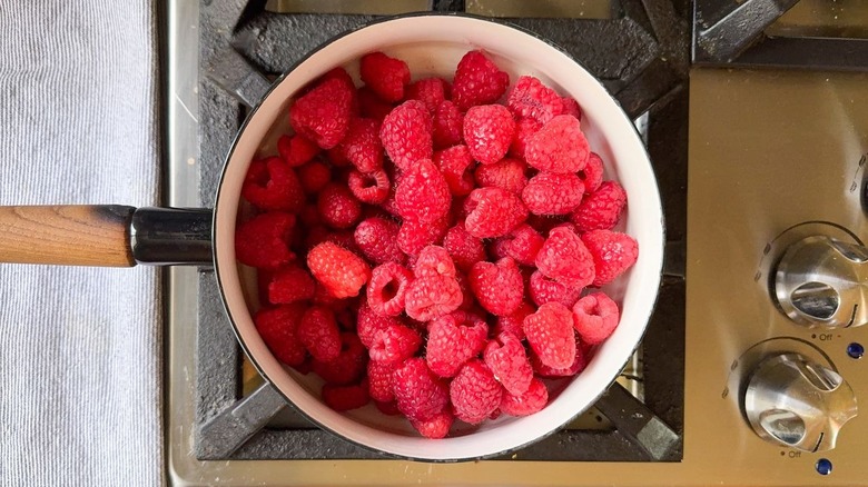 Raspberries fraîches dans la casserole sur la cuisinière