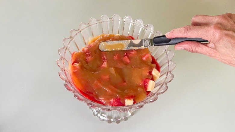 Étalant le caillé de citron sur plaque et la purée de framboise dans un plat de baguette