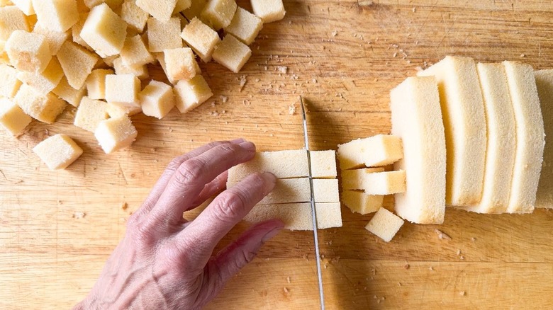 Couper Poundcake en cubes sur la planche à découper