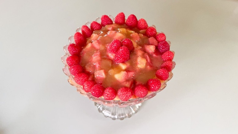 Trifle britannique de limonade de framboises à 3 ingrateurs garnie de framboises fraîches