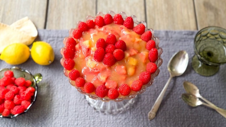 3-ingrédient Raspberry Lemonade British Trifle sur table avec des citrons, des baies et des cuillères