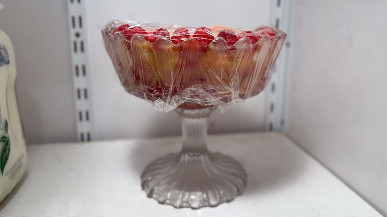 3-ingrédient Raspberry Lemonade British Trifle recouvert de plastique au réfrigérateur