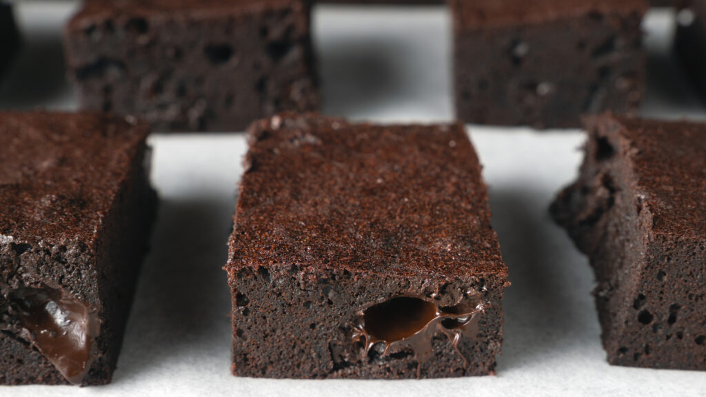 Empêchez les brownies fraîchement cuits à s'effondrer avec ce piratage d'aluminium en aluminium