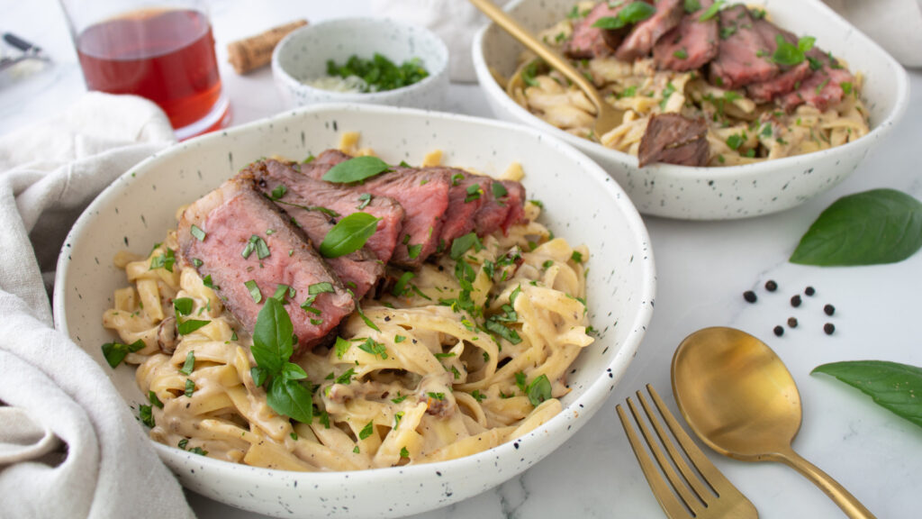 Ce steak surélevé Alfredo ne prend que 30 minutes à faire