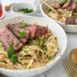 Ce steak surélevé Alfredo ne prend que 30 minutes à faire