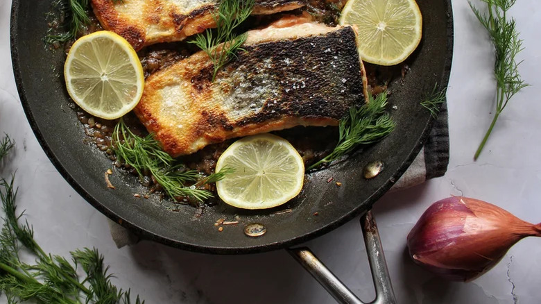 Faire sauter la poêle avec des filets de saumon au beurre de citron herbe