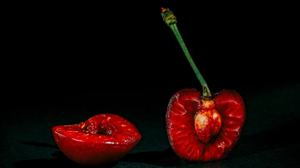 La façon arrosée d'utiliser des puits de cerisier avant de les jeter à la poubelle