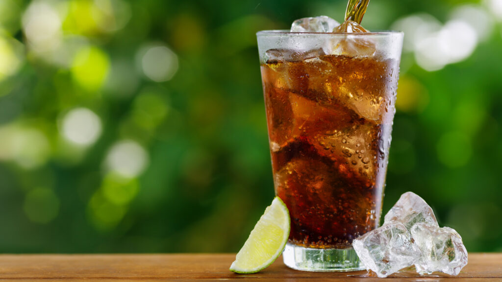 Comment donner au coke Diet un cocktail sale et épicé