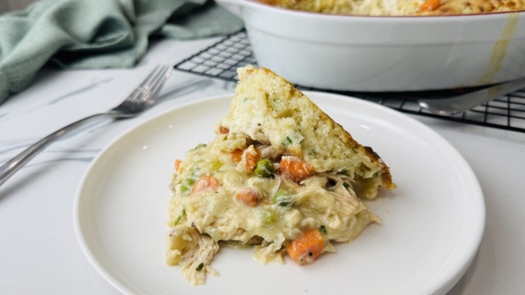 Cette recette de cordonnage au poulet met une tournure au fromage sur la tarte au pot classique