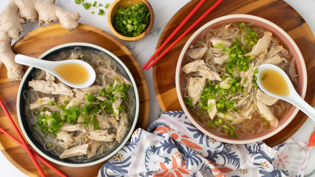 Le riz long du poulet de style hawaïen donne des restes de poulet rôti