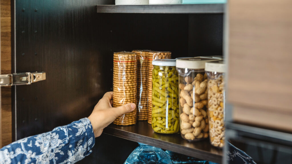 L'astuce de l'armoire de cuisine pour doubler votre espace de stockage (et il est si facile à installer)