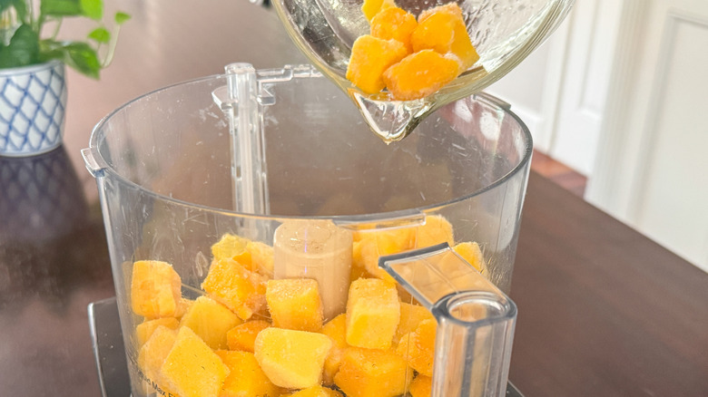 Mango Chunks entrant dans le robot culinaire