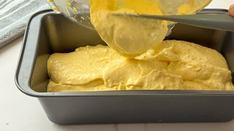 Scooping Mango Ice Cream dans une casserole