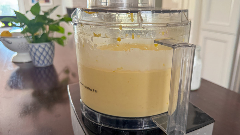 mélange de mélange dans un robot culinaire