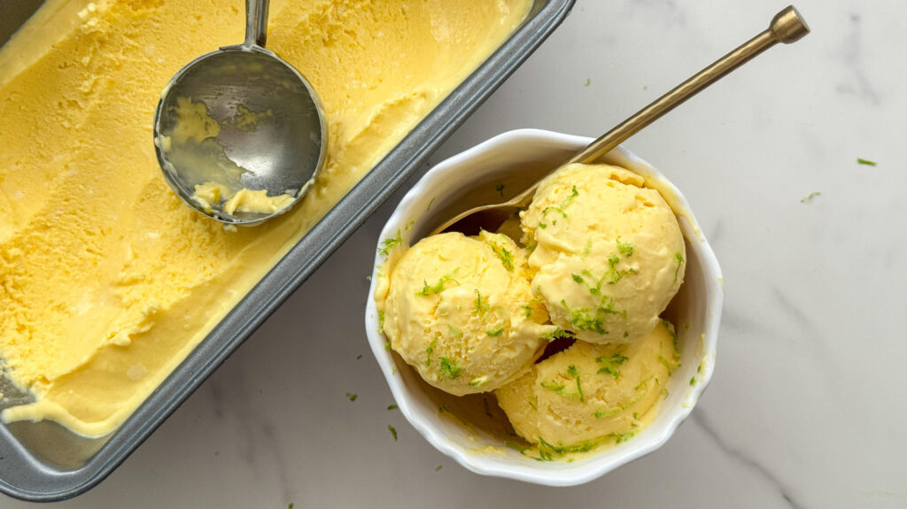 Cette glace à la mangue à 3 ingrédients est super rafraîchissante avec des vibrations tropicales