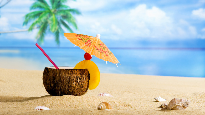 boisson à la noix de coco tropicale près de la plage