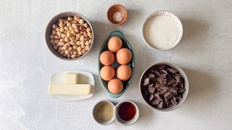Ingrédients de gâteau au chocolat Gianduja au Gianduja italien sans farine sur le comptoir