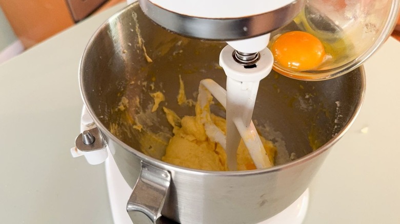 Battre les jaunes dans le beurre et le sucre dans le bol de batteur surbout