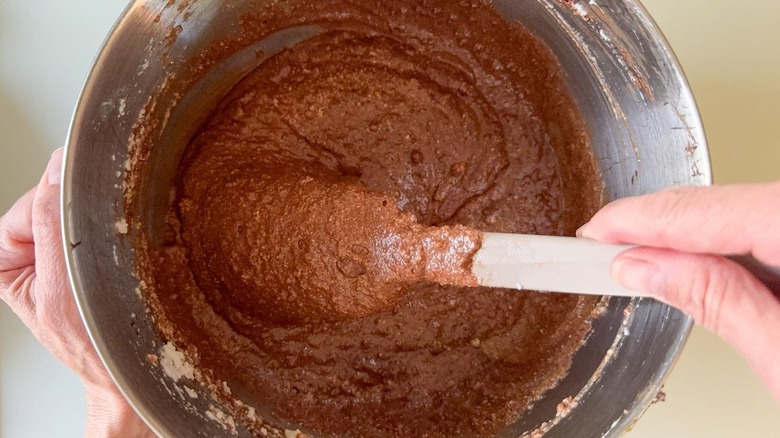 Pâte à gâteau au chocolat Gianduja dans un bol avec spatule avec spatule
