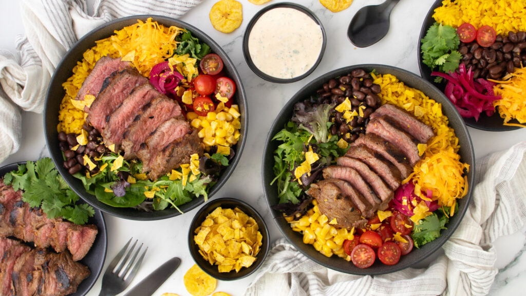 Notre recette d'Adobo Ranch Steak Taco Bowl est audacieuse avec des saveurs Tex-Mex