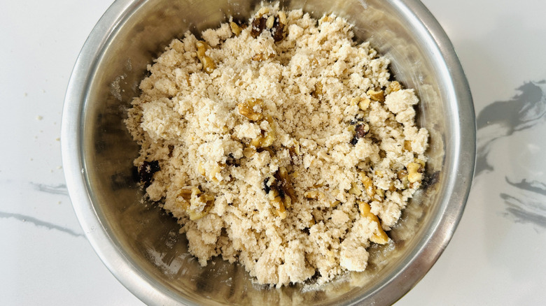 Les noix mélangées dans la chapelure