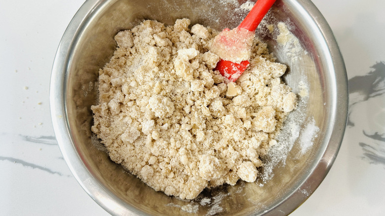 Crumb Topping dans un bol à mélanger