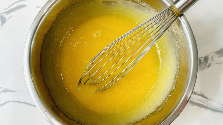 Pâte à gâteau au miel dans le bol