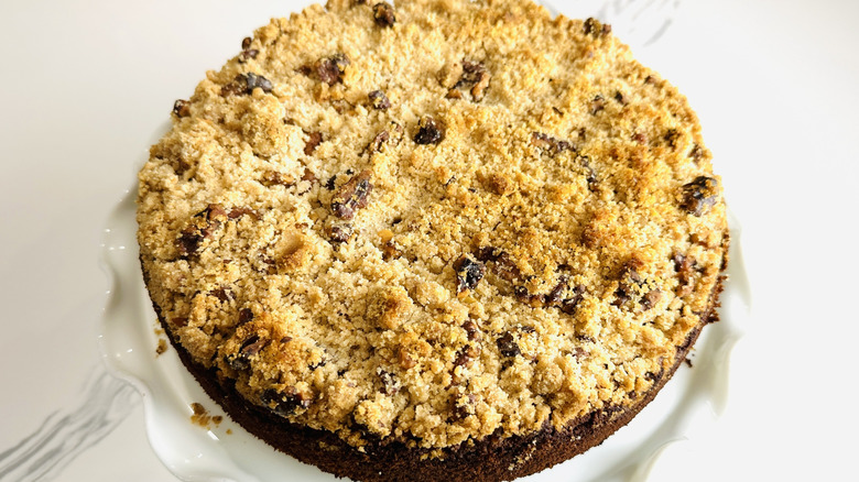Gâteau de pomme au miel cuit au four sur le support à gâteau