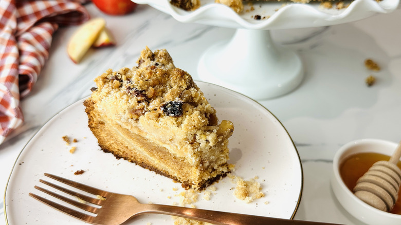 Tranche de gâteau de pomme au miel sur une assiette
